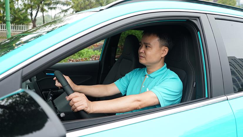 Tài xế taxi hào hứng trải nghiệm xe điện Vinfast, sẵn sàng cho những 