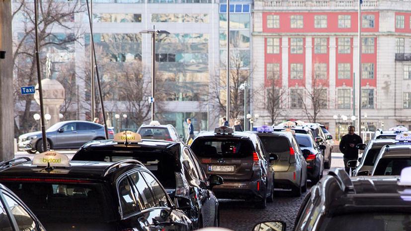 Na Uy phát triển hệ thống trạm sạc không dây dành riêng cho taxi điện. Ảnh: The Verge