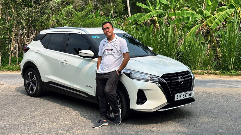 Anh Giang bên chiếc Nissan Kicks.