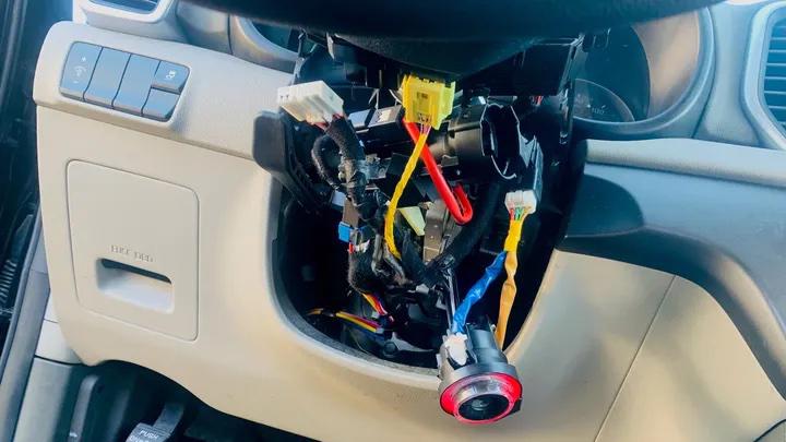 Hình ảnh một chiếc xe bị đánh cắp bởi "Kia Boyz", những người đã đăng video thử thách trộm xe Kia và Hyundai lên intetnet.