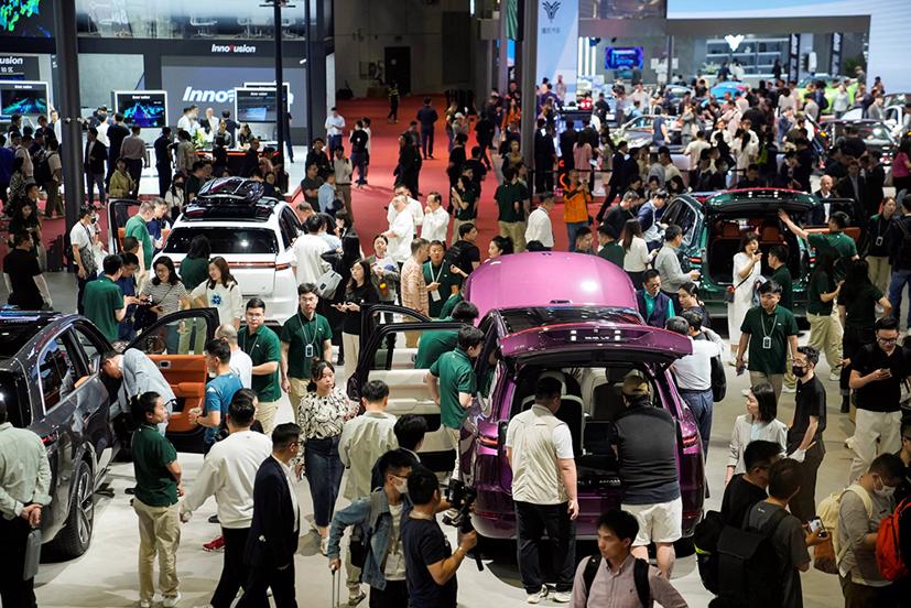 Khách tham quan gian hàng Li Auto tại Triển lãm ô tô Thượng Hải 2023 mới đây. Ảnh: Reuters.