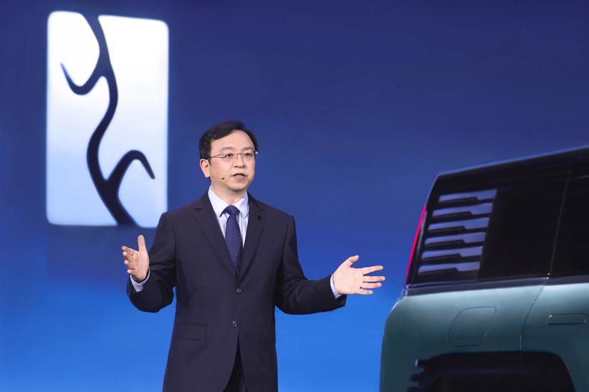 Người sáng lập kiêm chủ tịch BYD Wang Chuanfu ra mắt chiếc SUV hạng sang Yangwang U8. Ảnh: Handout.