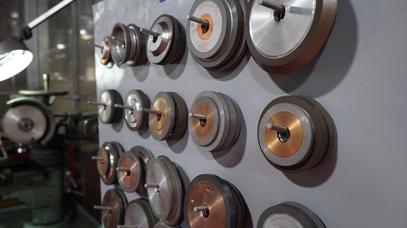 Nhiều doanh nghiệp cắt giảm sản lượng sản xuất linh phụ kiện trong năm 2023. Ảnh: Lê Vũ.