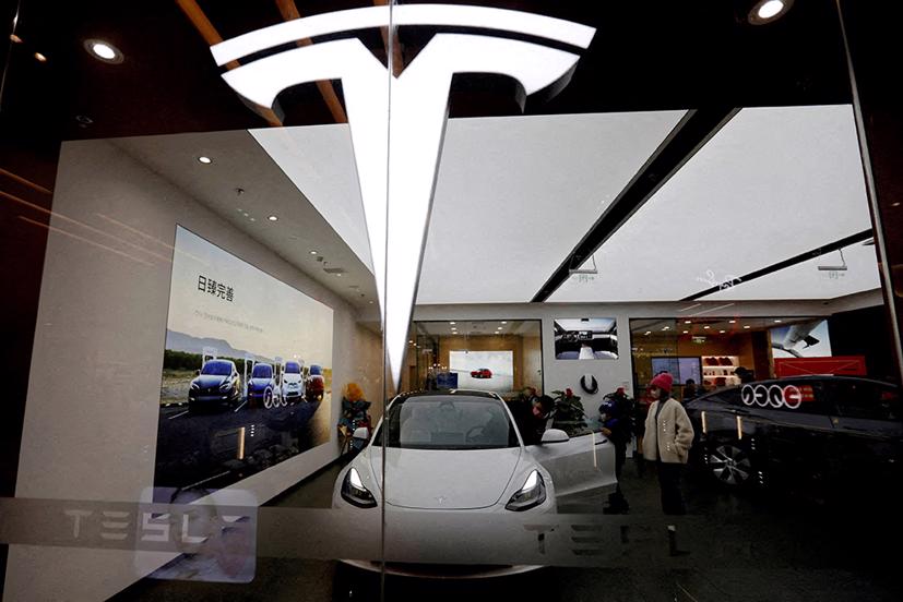 Một phòng trưng bày Tesla ở Bắc Kinh, Trung Quốc. Ảnh: Reuters.