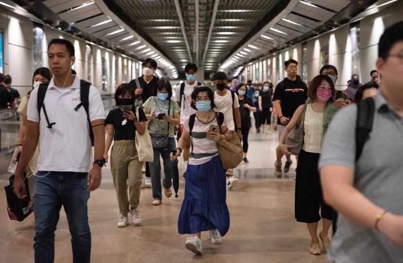 Mọi người đi bộ qua một nhà ga trong hệ thống tàu điện ngầm của Singapore, được gọi là MRT, vào đầu năm 2023. Các nhà quan sát cho biết ô tô không phải là thứ cần thiết ở thành phố do chất lượng giao thông công cộng cao. Ảnh: EPA-EFE.
