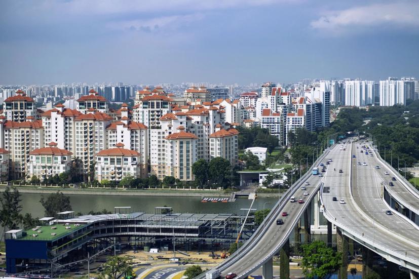 Xe qua cầu Benjamin Sheares ở Singapore. Chính phủ đã thúc đẩy một xã hội “ít xe hơi”, khuyến khích sử dụng phương tiện giao thông công cộng và xe đạp. Ảnh: Reuters