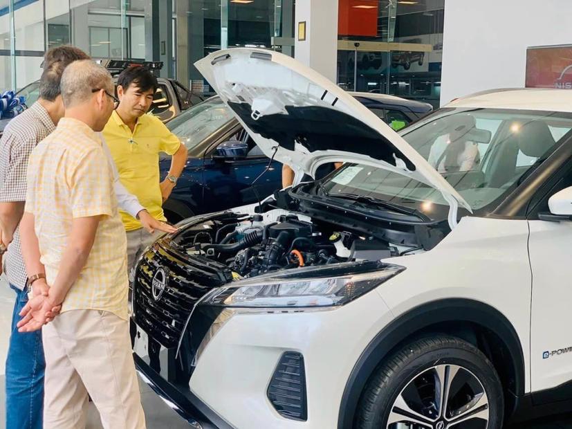 Khách hàng xem mẫu Nissan Kícks tại một đại lý ở Hà Nội.