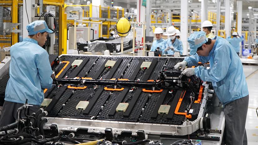 Với nền công nghiệp ô tô không phụ thuộc vào động cơ đốt trong, doanh nghiệp Việt có nhiều điều kiện thuận lợi để phát triển ô tô điện. Tuy nhiên, không phải doanh nghiệp nào cũng đủ tiềm lực để đi những bước dài và thần tốc như Vinfast đã làm. Chỉ sau 6 năm, từ một doanh nghiệp non trẻ, lần đầu tham gia vào ngành công nghiệp ô tô, Vinfast đã vươn lên khẳng định tên tuổi của mình trên bản đồ công nghiệp thế giới.