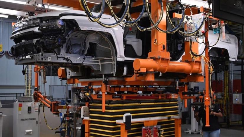 Các nhà sản xuất ô tô có thể cần phải sao chép kinh nghiệm của Tesla để tìm nguồn cung ứng pin. Ảnh: Getty.