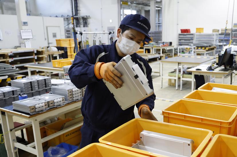 Một kỹ sư tại 4R Energy phân loại các mô-đun pin đã qua sử dụng. Ảnh: Bloomberg.