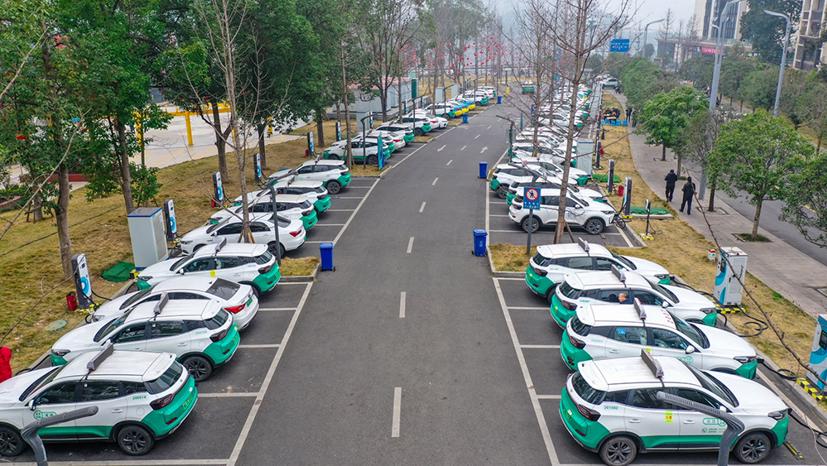 Taxi điện tại một trạm sạc ở Yibin, Trung Quốc. Ảnh: Getty Images.