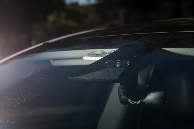 Tesla Model Y có ba camera hướng về phía trước để điều hướng đường đi. Ảnh: WSP.