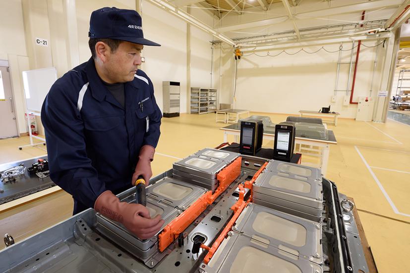 Tái chế pin xe điện là một thách thức không nhỏ với Nhật Bản.