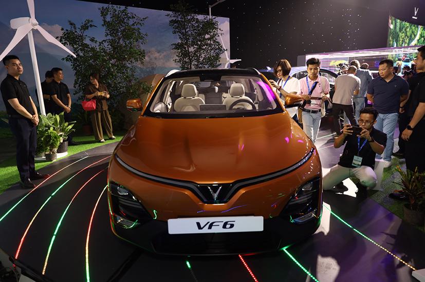 Các dòng xe đã xuất hiện trước đó như: VF e34 - mẫu xe điện đầu tiên của người Việt; VF 5 Plus - lái xanh, sống sành; VF 8 - đỉnh cao công nghệ; VF 9 - lựa chọn tận hưởng đẳng cấp… và các dòng xe máy điện cũng được VinFast trưng bày và cho khách lái thử ngay trong khuôn viên triển lãm.
