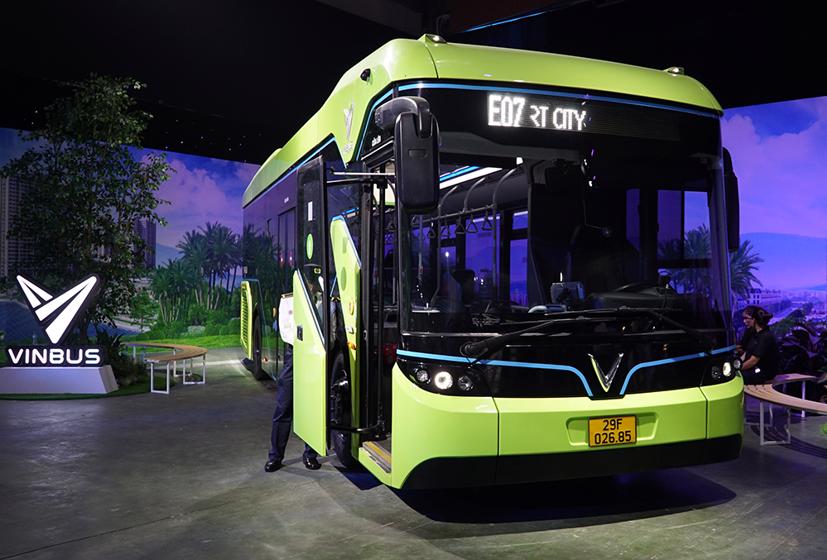 Mẫu xe buýt điện thông minh của Công ty TNHH Dịch vụ Vận tải VinBus vốn khá quen thuộc với người dân Thủ đô Hà Nội và các tỉnh, thành trong cả nước cũng xuất hiện tại Triển lãm. VinBus được chính thức khai thác từ ngày 08/04/2021.
