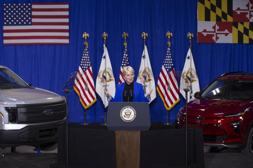 Bộ trưởng Năng lượng Jennifer Granholm phát biểu về đầu tư xe điện sau khi Luật Cơ sở hạ tầng Lưỡng đảng được thông qua. Ảnh: EPA.