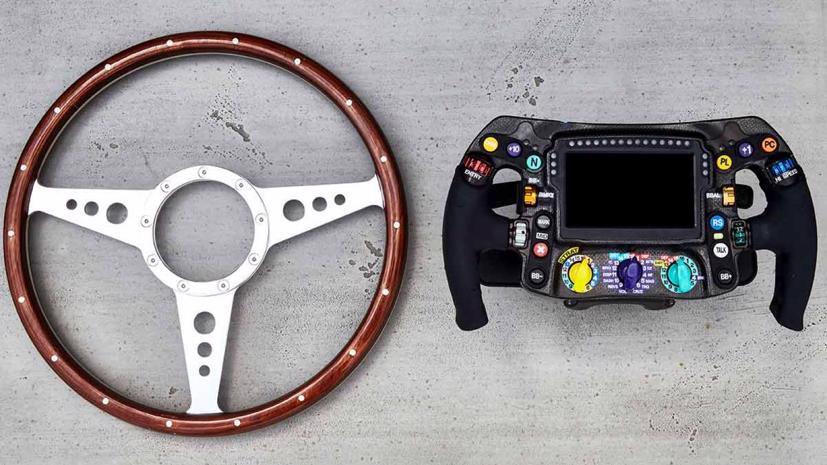 Vô lăng F1 đã phát triển từ vành gỗ cổ điển thành tay cầm công nghệ cao có màn hình riêng và hơn 20 nút bấm.