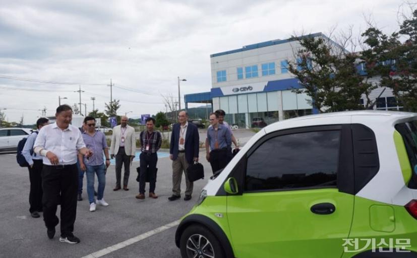 Các chuyên gia của Việt Nam và quốc tế trong chuyến thăm các đơn vị, doanh nghiệp Hàn Quốc. Ảnh: Electimes