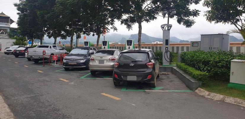 Vẫn còn tình trạng ùn tắc, dừng đỗ sai quy định tại trạm sạc công cộng. Ảnh: Internet