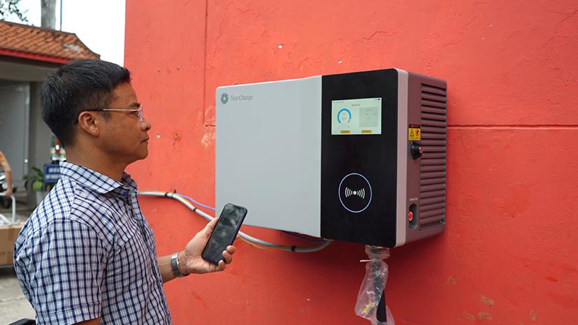 Một bộ sạc tích hợp cổng thanh toán trực tuyến giúp người dùng ô tô điện dễ dàng chia sẻ với nhau. Ảnh: Lê Vũ