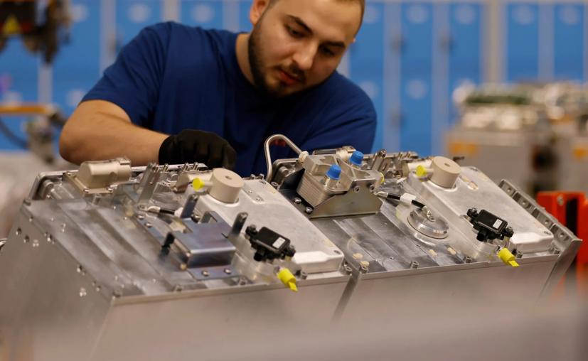 Một nhân viên của Bosch đang làm việc trên mô-đun năng lượng pin nhiên liệu tại nhà máy sản xuất của công ty ở Stuttgart, Đức, vào ngày 8 tháng 8. Bosch là nhà cung cấp thiết bị điện tử ô tô và cơ điện tử hàng đầu thế giới. Ảnh: EPA-EFE.