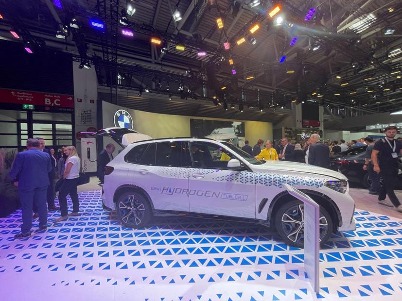 BMW vượt qua các tranh cãi để tìm các giải pháp khác bên cạnh xe điện để giảm thải carbon trong ngành ô tô.