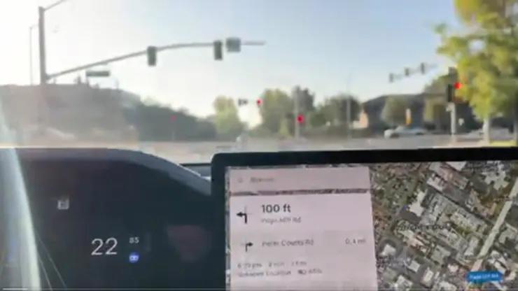 Hình ảnh khung hình buổi phát trực tiếp chuyến đi lái xe của Musk sử dụng FSD 12 vào ngày 25 tháng 8 năm 2023.