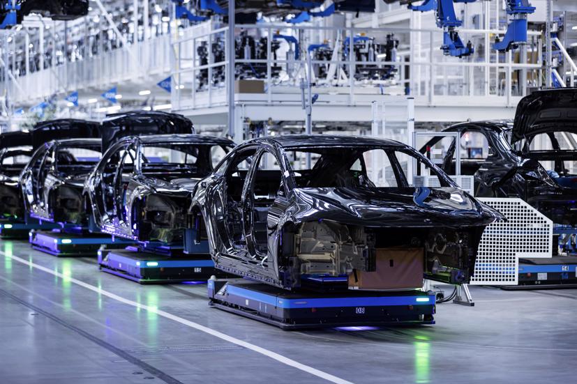 Gi&#225; pin giảm sẽ th&#250;c đẩy hơn 60% doanh số b&#225;n &#244; t&#244; to&#224;n cầu c&#243; thể l&#224; xe điện năm 2030 - Ảnh 1