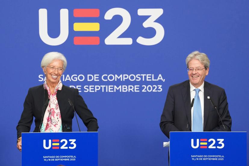 Chủ tịch Ngân hàng Trung ương Châu Âu Christine Lagarde và Ủy viên Kinh tế Châu Âu Paolo Gentiloni phát biểu trong cuộc họp báo sau cuộc họp không chính thức của các Bộ trưởng tài chính EU tại Santiago de Compostela ở Tây Ban Nha vào thứ Sáu cuối tuần qua. Ảnh: DPA.