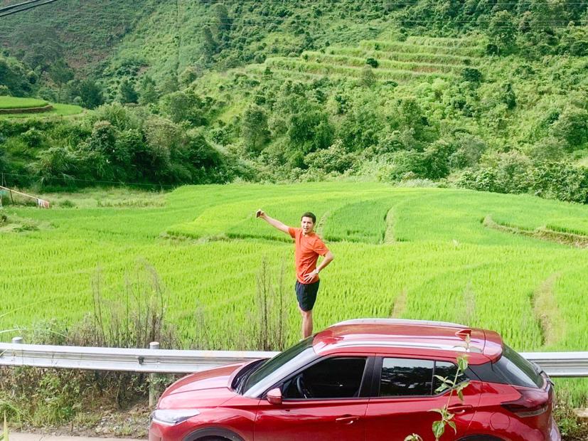 Anh Phạm Anh Tú, 40 tuổi, Thanh Xuân (Hà Nội), cùng chiếc Nissan Kicks e-POWER trong chuyến đi phượt vừa qua.