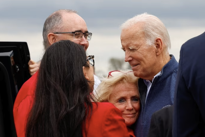 Tổng thống Joe Biden tham gia cùng những công nhân đình công và Chủ tịch Shawn Fain mới đây. Ảnh: Reuters.