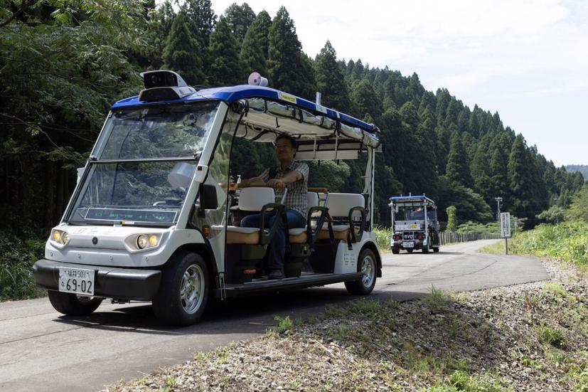 Một hành khách trên chiếc xe tự lái có khả năng cấp 4 ở Fukui, Nhật Bản. Ảnh: Bloomberg.