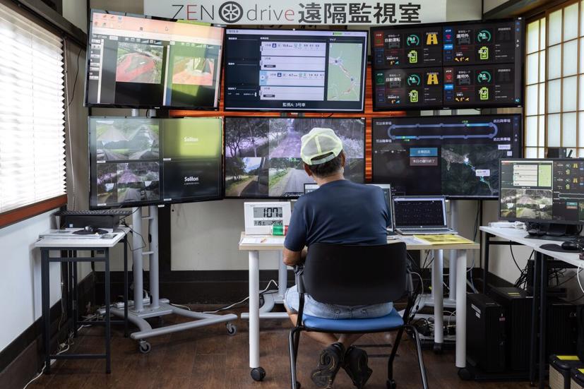 Một công nhân giám sát từ xa hoạt động của các phương tiện Zen Connect. Ảnh: Bloomberg.