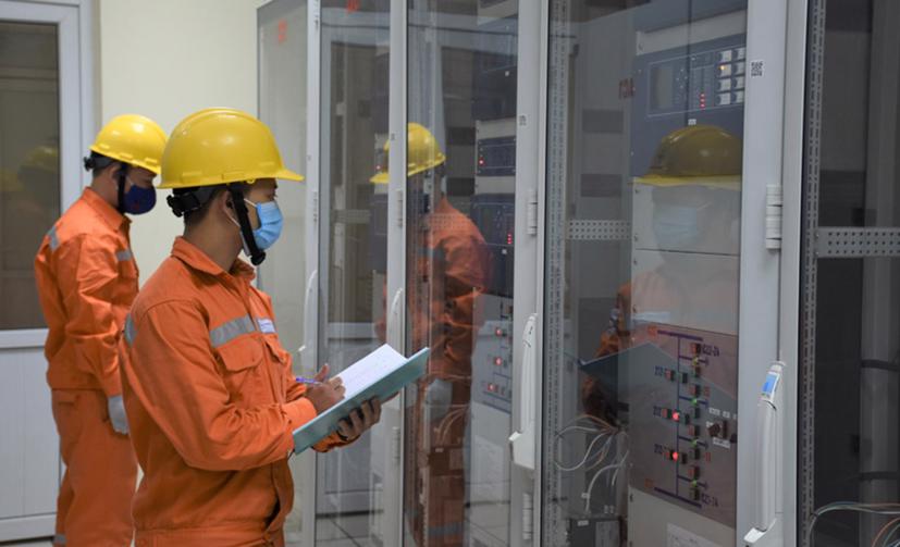 Sản lượng điện có thể không đủ đáp ứng trong những năm tới, khi xe điện ngày càng phổ biến. Ảnh: EVN