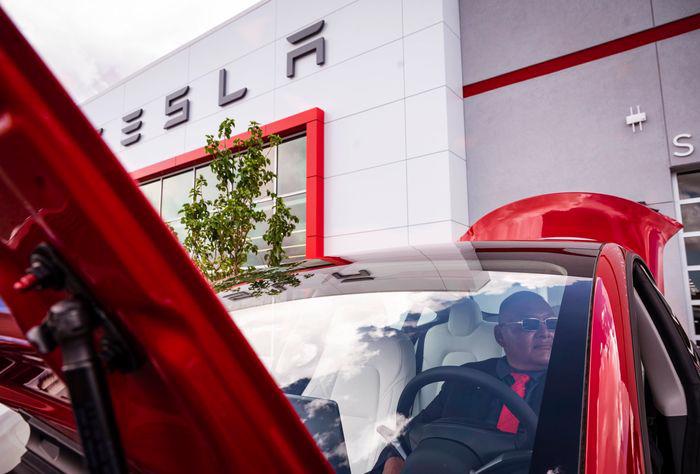 Các nhà sản xuất ô tô đặt cược với xe điện nhưng người tiêu dùng toàn cầu vẫn đắn đo - Ảnh 3