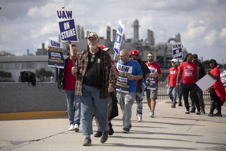 Cuộc đ&#236;nh c&#244;ng c&#244;ng nh&#226;n ng&#224;nh &#244; t&#244; Mỹ đang “gi&#250;p” Tesla v&#224; Toyota? - Ảnh 2
