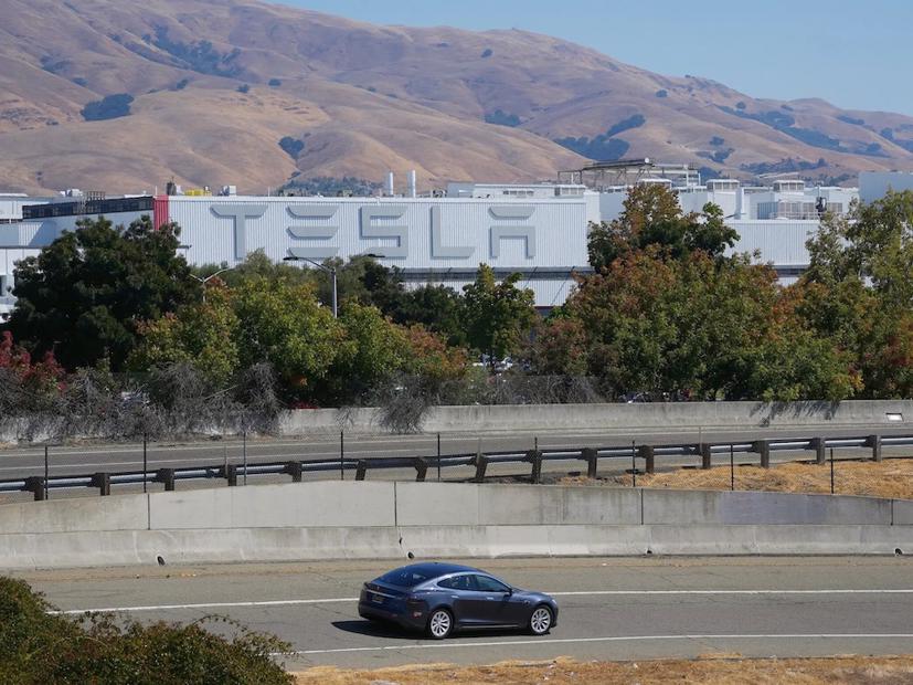 Nhu cầu suy giảm, các nhà sản xuất toàn cầu giảm chi tiêu cho xe điện - Ảnh 3