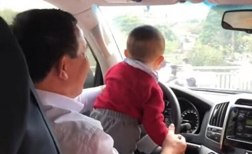 Việc để trẻ em ngồi trên ghế phụ, thậm chí ghế lái tiềm ẩn nguy cơ cao gây tai nạn giao thông. Ảnh minh họa: Internet