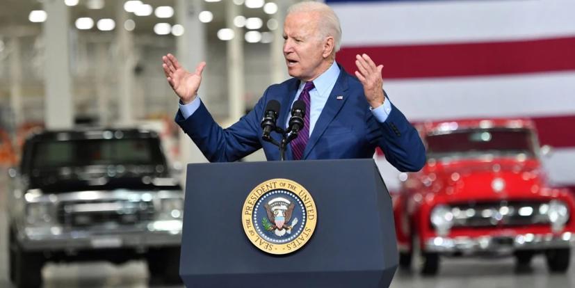 Tổng thống Mỹ Biden cần một “điểm mốc v&#224;ng” với b&#224;i to&#225;n trợ cấp xe điện - Ảnh 1
