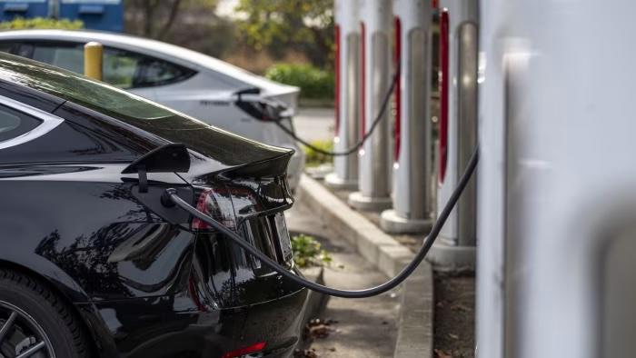 Tổng thống Mỹ Biden cần một “điểm mốc v&#224;ng” với b&#224;i to&#225;n trợ cấp xe điện - Ảnh 2