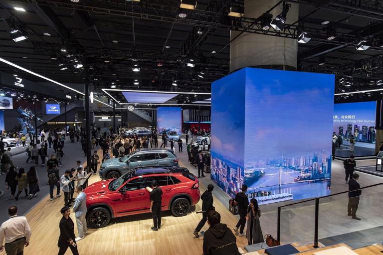 Nghịch lý việc các nhà sản xuất ô tô tìm cách học hỏi “bí quyết” phát triển EV của Trung Quốc - Ảnh 1