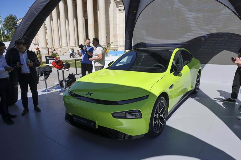 Nghịch lý việc các nhà sản xuất ô tô tìm cách học hỏi “bí quyết” phát triển EV của Trung Quốc - Ảnh 2