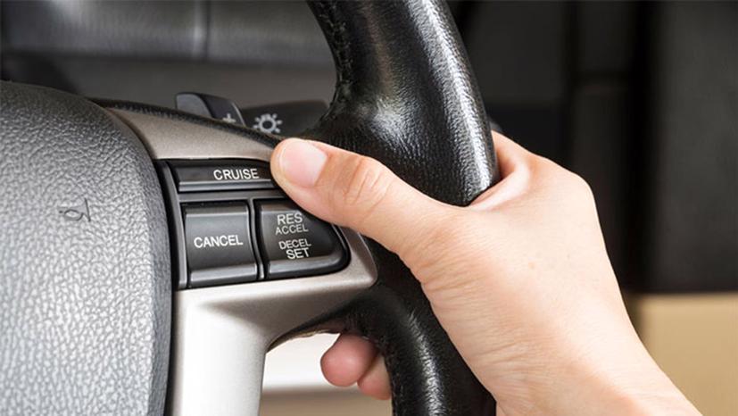 Hệ thống Cruise Control giúp tài xế bớt nỗi lo chạy quá tốc độ.