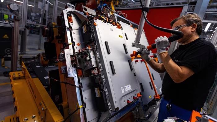 EU bơm “thuốc tăng lực” cho các nhà sản xuất pin 3 tỷ euro thúc đẩy sản xuất EV - Ảnh 1