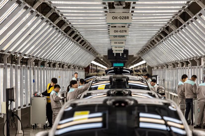 Bắc Kinh cần chuyển công nhân sang các lĩnh vực vẫn đang tăng trưởng nhanh, đáng chú ý nhất là sản xuất xe điện. Ảnh: NYT.