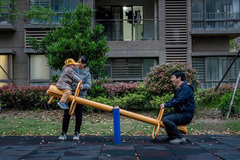 Xing cùng vợ, Huang Caiping và một trong những con trai của họ vào năm 2021. Ảnh: NYT.