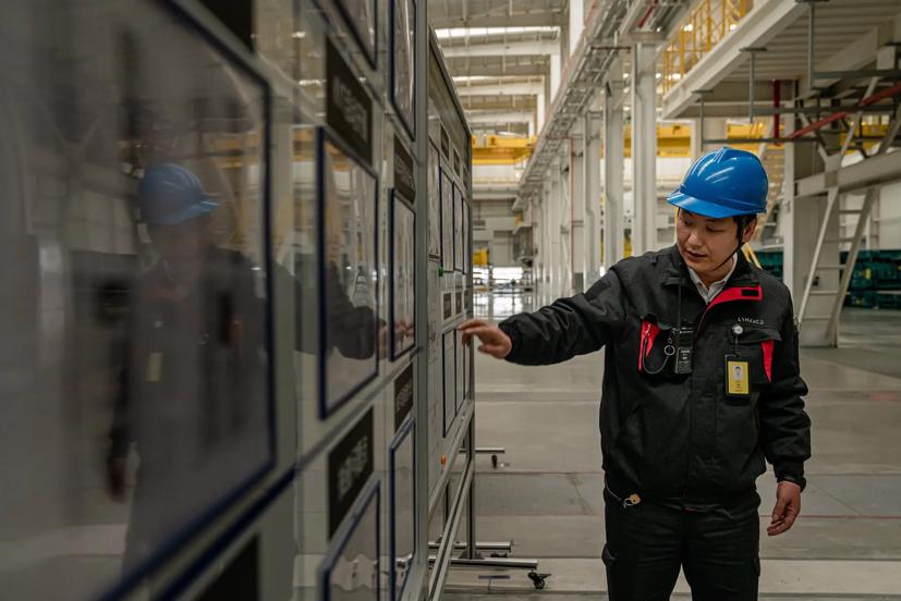 Xing Wei vào năm 2021, khi ông là trưởng nhóm kỹ thuật máy dập tại nhà máy Geely Zeekr ở Ninh Ba. Ẩnh: NYT.