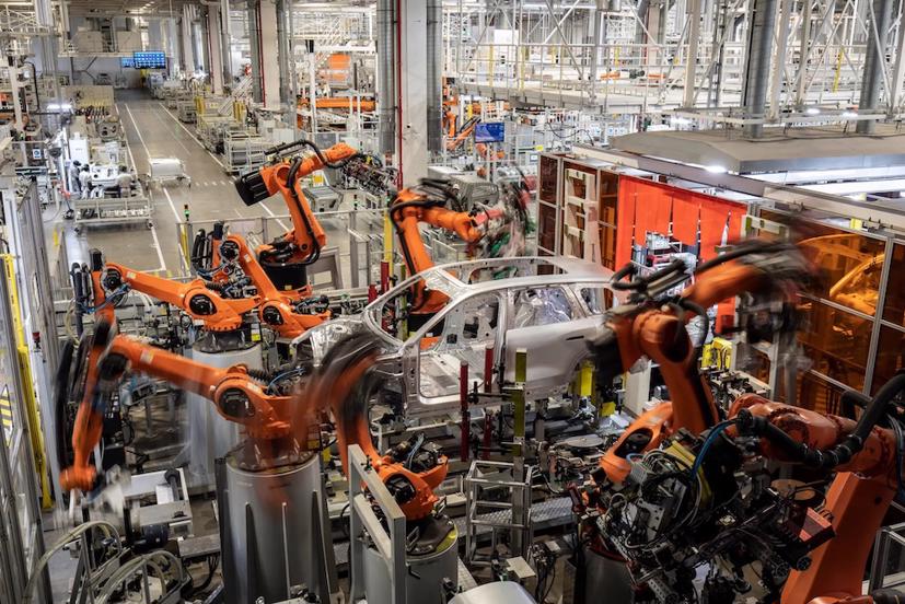 Máy móc và robot trên dây chuyền sản xuất tại Nio. Ảnh: NYT.