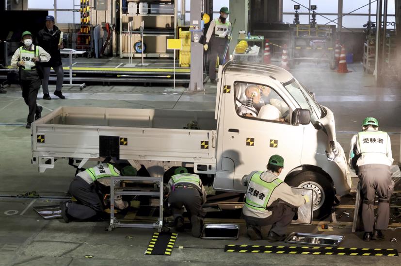 Thử nghiệm va chạm trực diện trên xe tải Daihatsu. Ảnh: The Yomiuri Shimbun/AP.