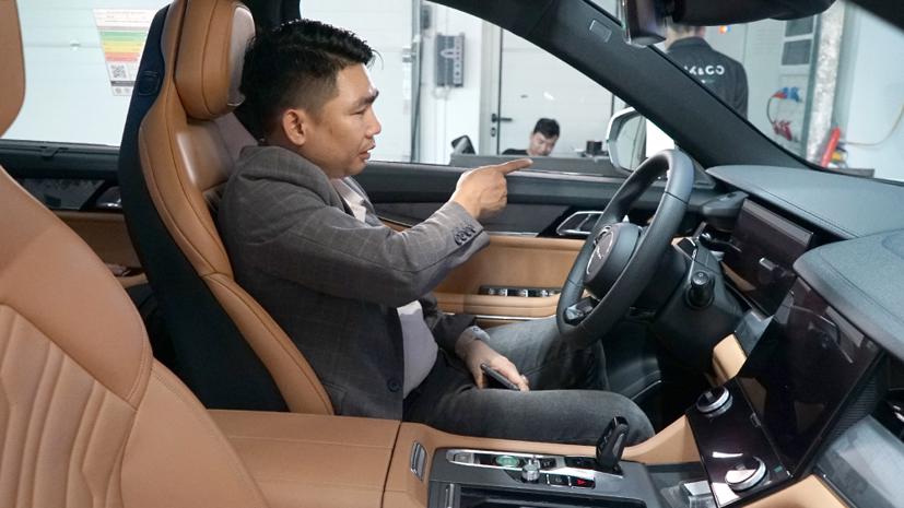 Anh Hoàng Văn Thái (Hà Nội) trải nghiệm bên trong Lynk & Co 09, mẫu SUV cao cấp nhất của hãng xe đến từ Trung Quốc. Ảnh: Lê Vũ